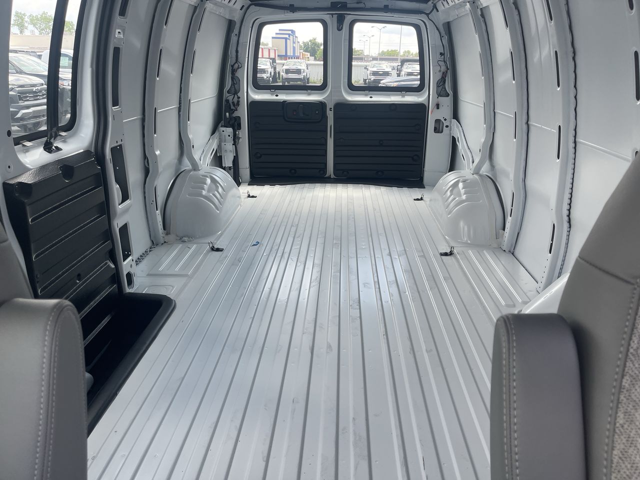 2025 Chevrolet Express Cargo 3500 WT
