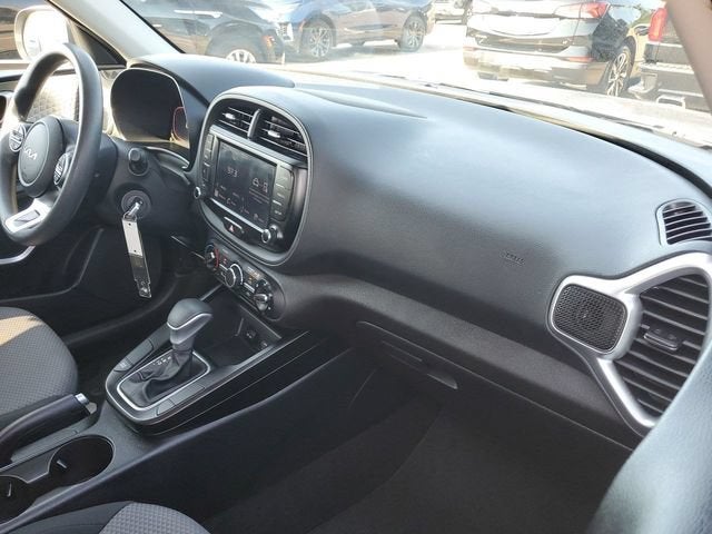 2023 Kia Soul LX - Photo 32