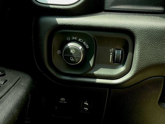 2020 RAM 1500 Big Horn Crew Cab 4x4 5'7" Box