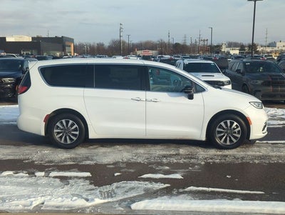 2024 Chrysler Pacifica Hybrid Select