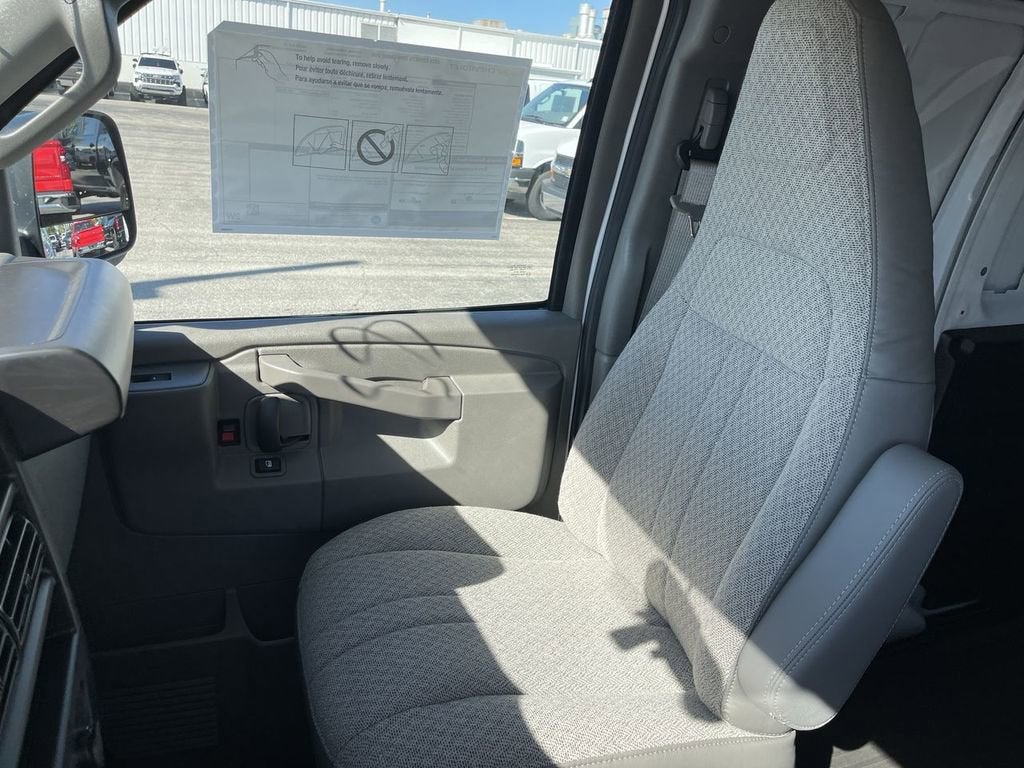 2025 Chevrolet Express Cargo WT