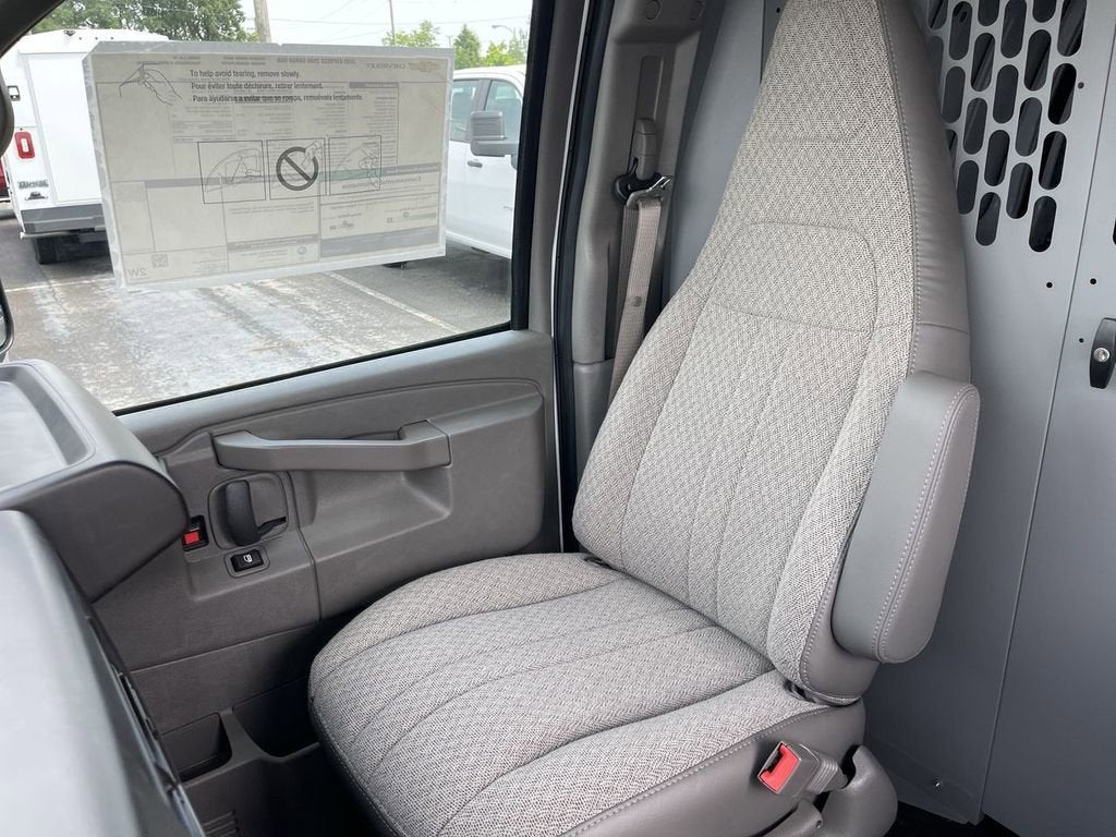 2025 Chevrolet Express Cargo WT